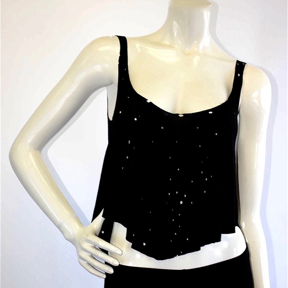 Byrka Distressed hole punched crop top